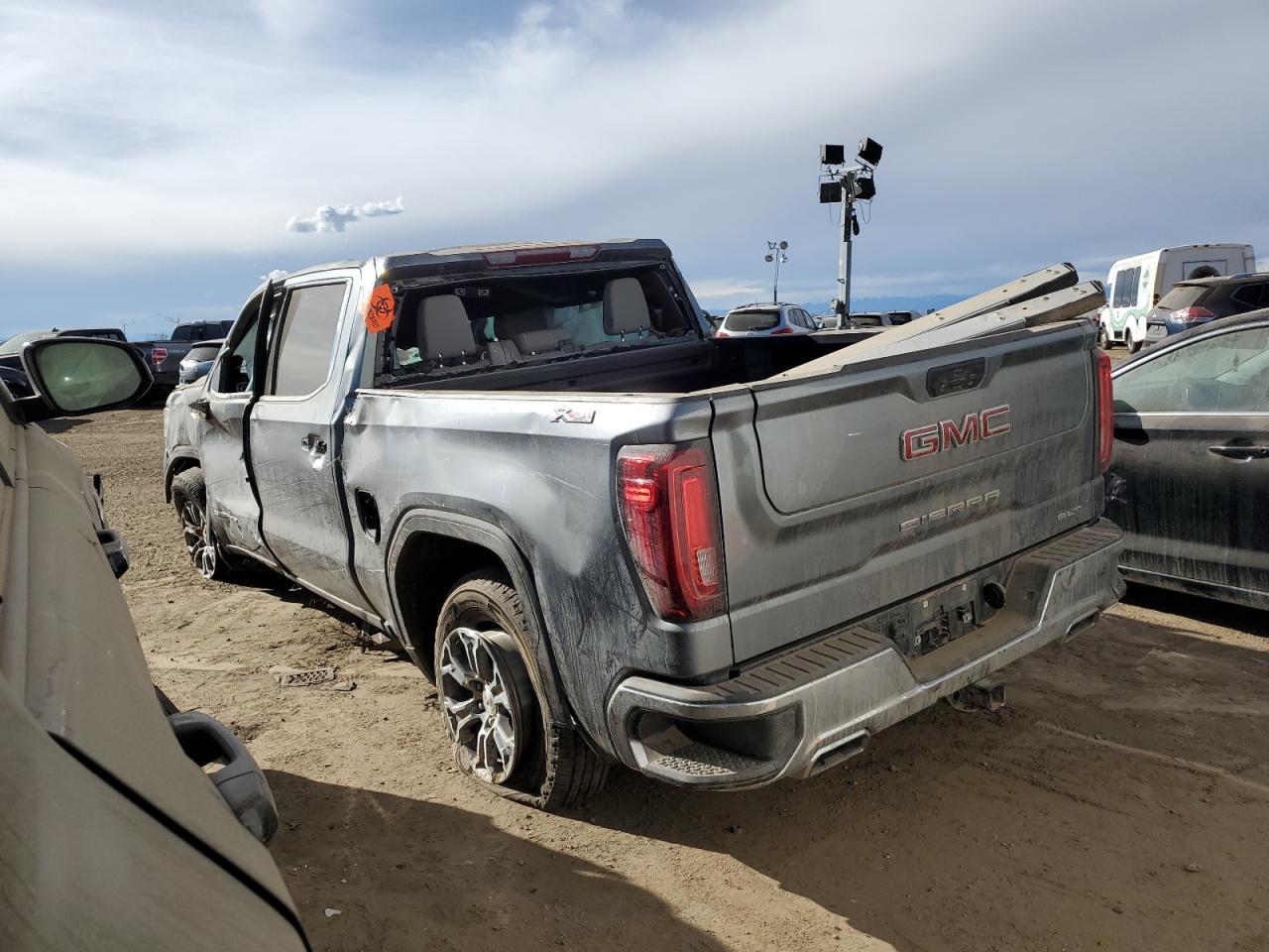 Obraz 2 z 2021 GMC SIERRA K1500 SLT 2021 z VIN 3GTU9DED7MG179004