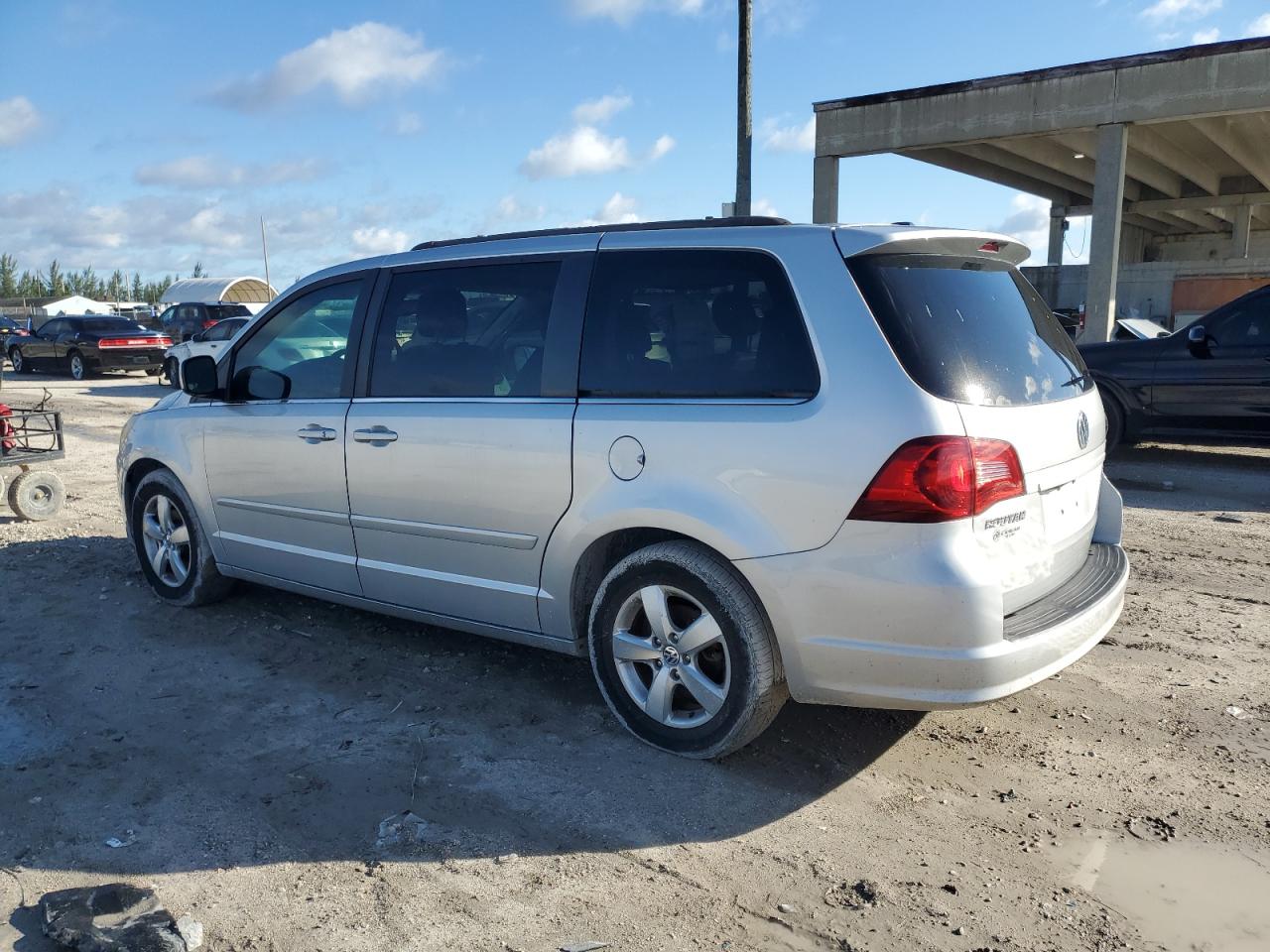 Изображение 2 2011 VOLKSWAGEN ROUTAN SEL 2011 с VIN 2V4RW5DG9BR658425