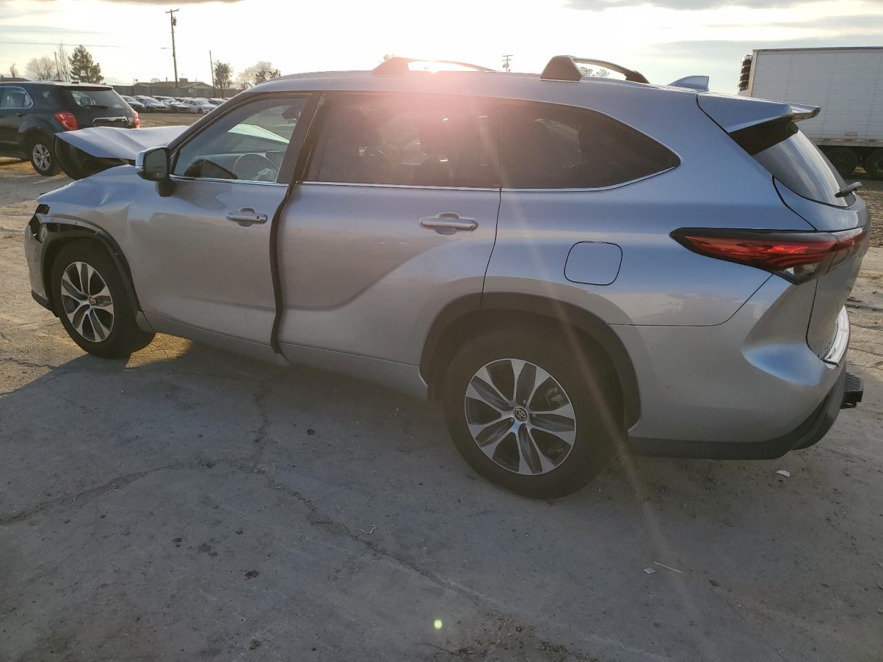 Obraz 2 z 2022 TOYOTA HIGHLANDER XLE 2022 z VIN 5TDHZRAH7NS093024