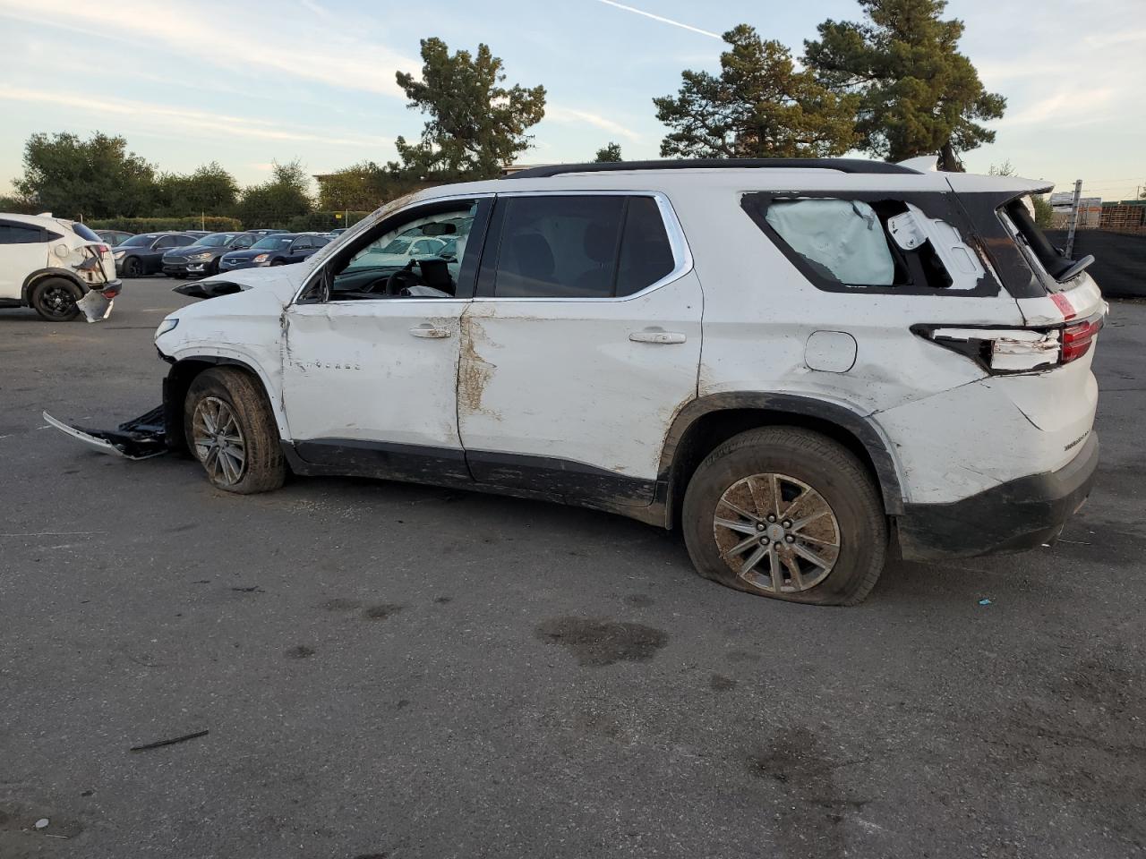 Изображение 2 2023 CHEVROLET TRAVERSE LT 2023 с VIN 1GNEVGKW1PJ152267