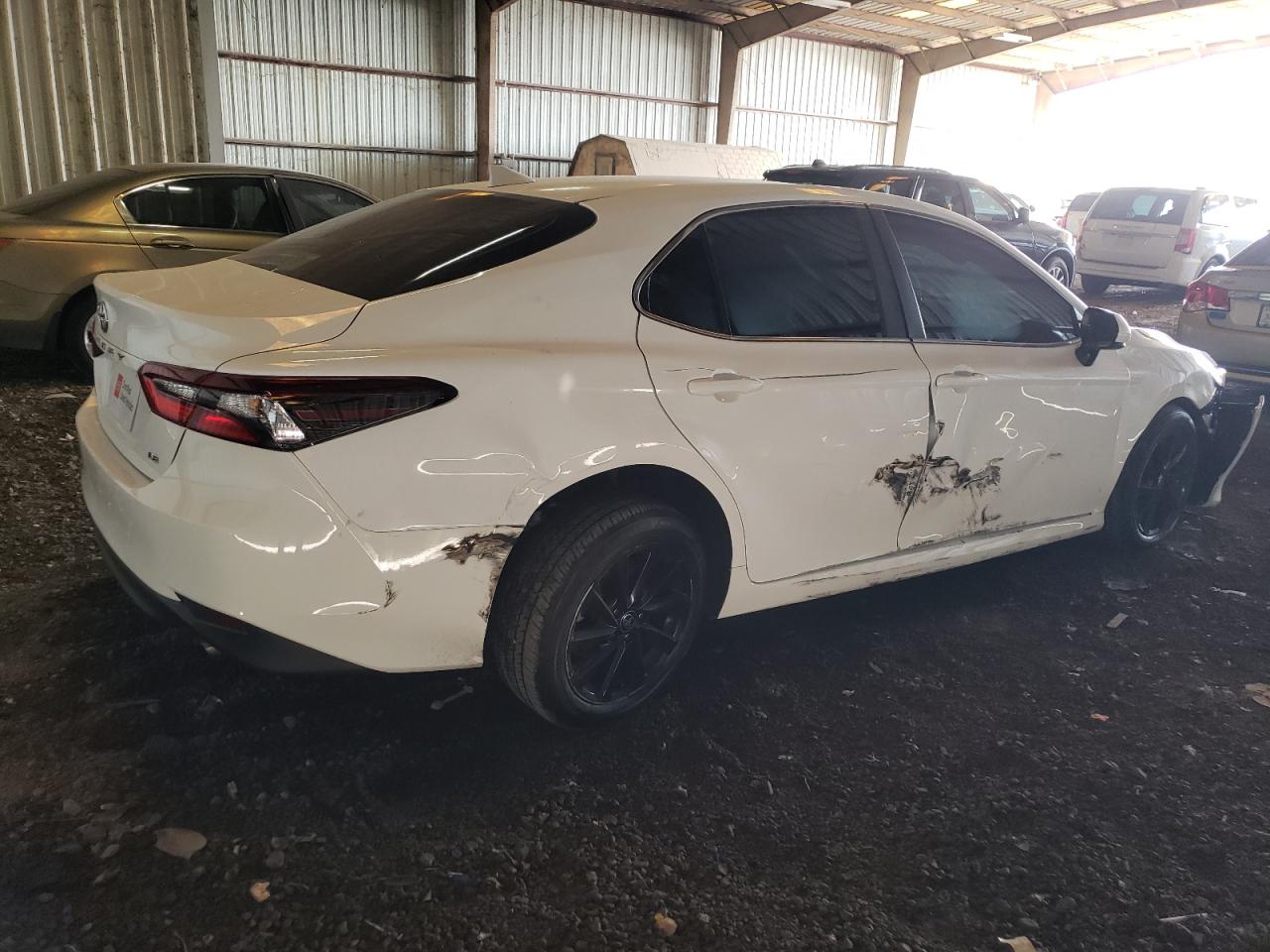 Obraz 3 z 2022 TOYOTA CAMRY LE 2022 z VIN 4T1C11AK4NU699452