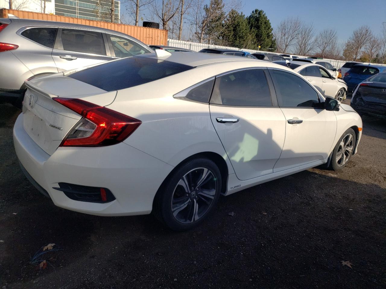 Изображение 3 Honda Civic Touring 2016 с VIN 2HGFC1F99GH101011