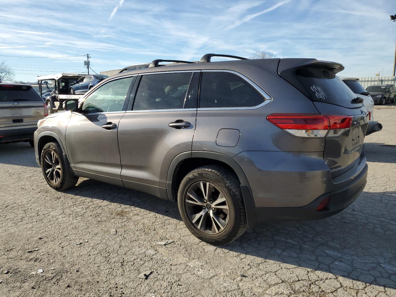Изображение 2 2019 TOYOTA HIGHLANDER LE 2019 с VIN 5TDZARFH3KS054897