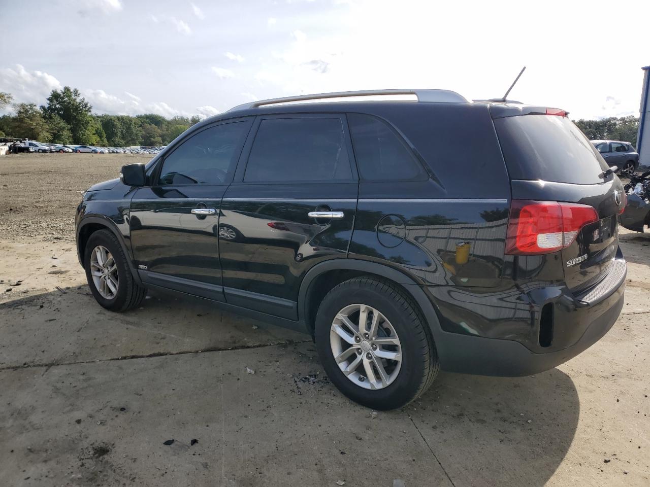 Image 2 of 2015 KIA SORENTO LX 2015 with VIN 5XYKTCA68FG652341