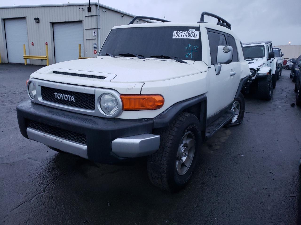Image 1 of 2010 TOYOTA FJ CRUISER  2010 with VIN JTEBU4BF6AK098393