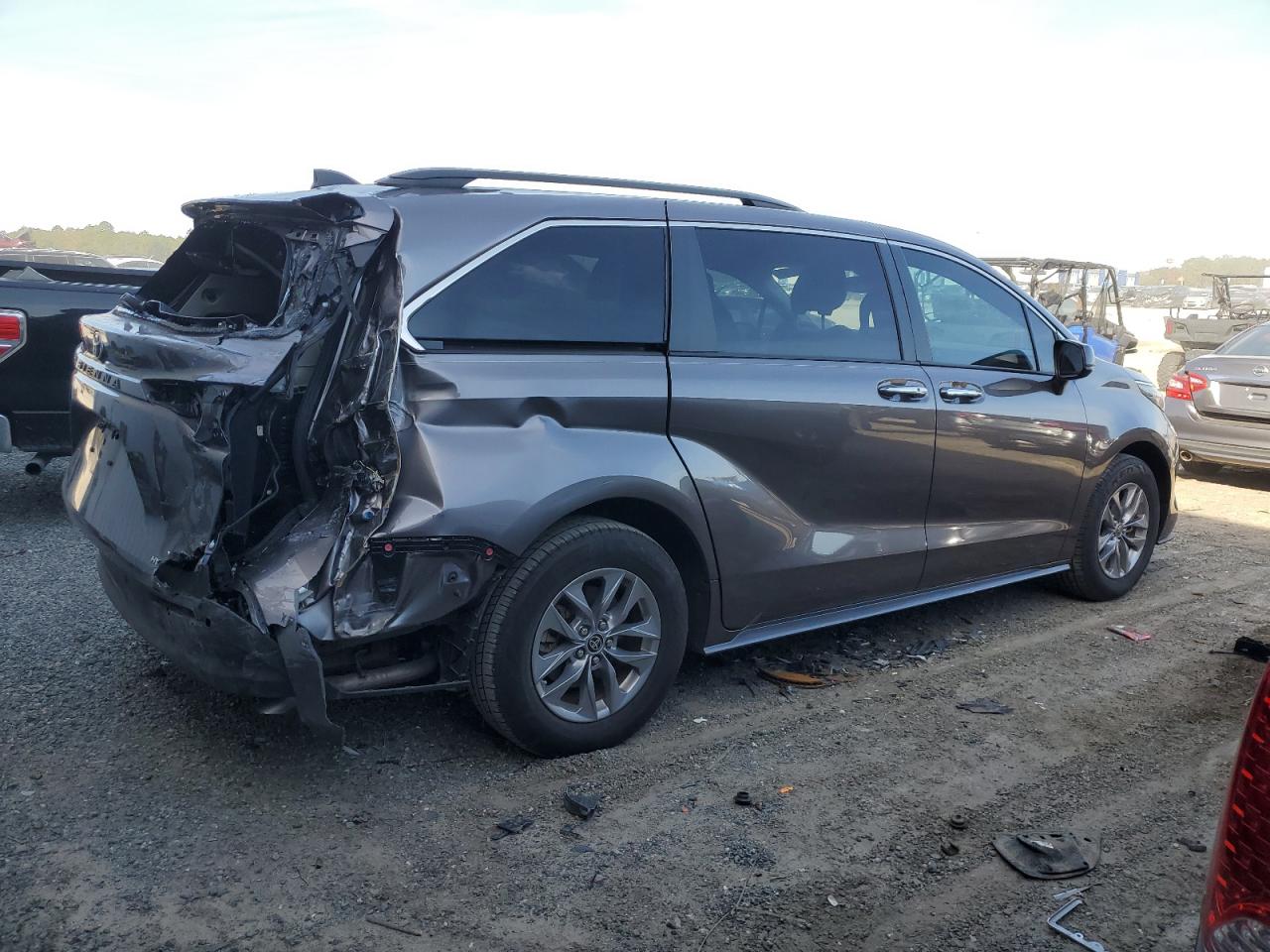 Image 3 of 2022 TOYOTA SIENNA XLE 2022 with VIN 5TDYRKECXNS106046