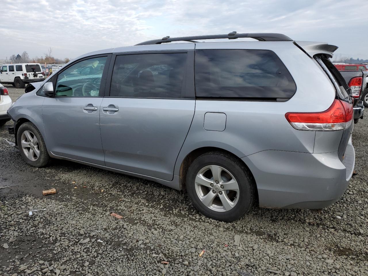 Изображение 2 2013 TOYOTA SIENNA LE 2013 с VIN 5TDKK3DC8DS317648