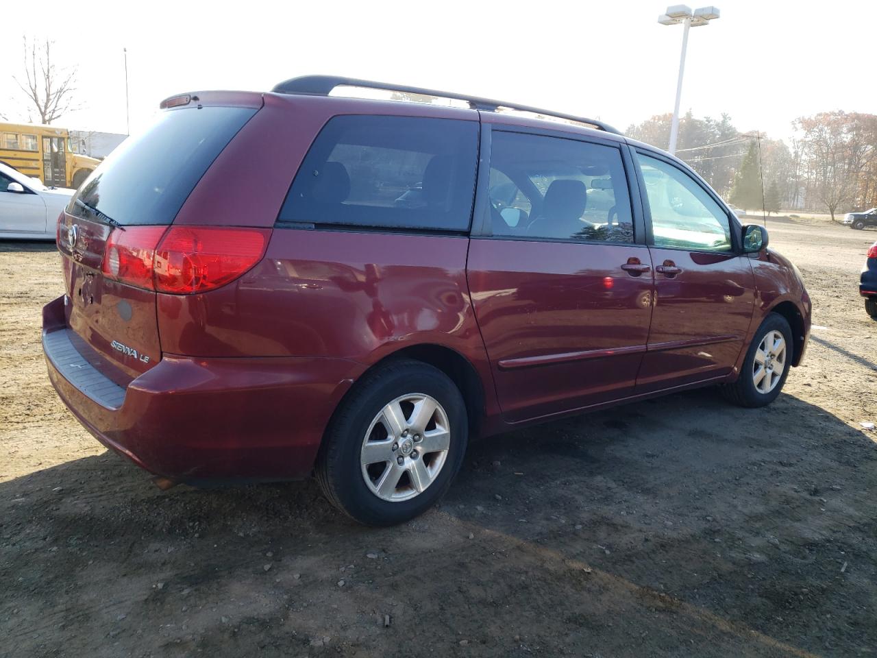 Obraz 3 z 2010 TOYOTA SIENNA CE 2010 z VIN 5TDKK4CC1AS328977