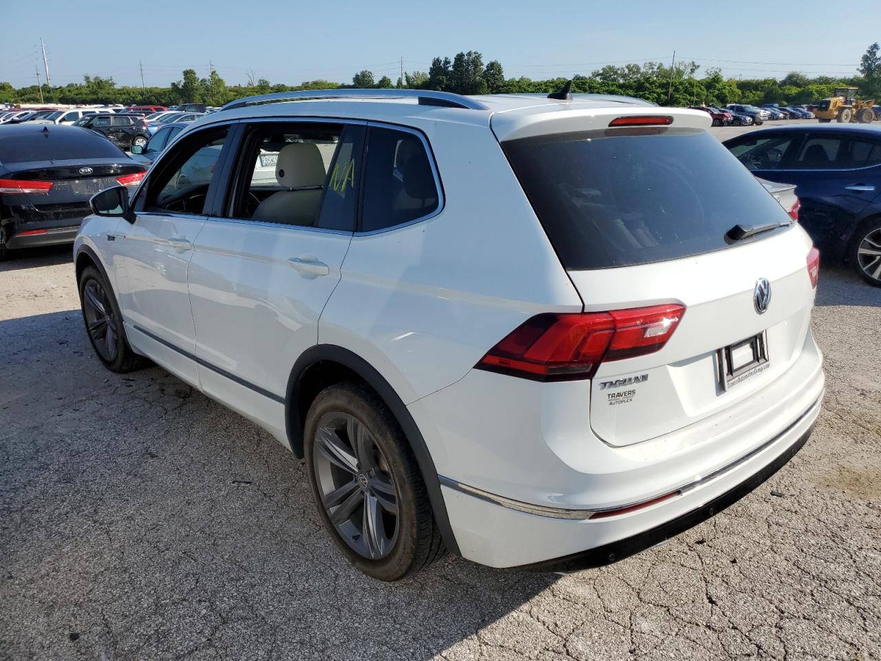 Image 3 of 2018 VOLKSWAGEN TIGUAN SEL PREMIUM 2018 with VIN 3VV4B7AX5JM190409