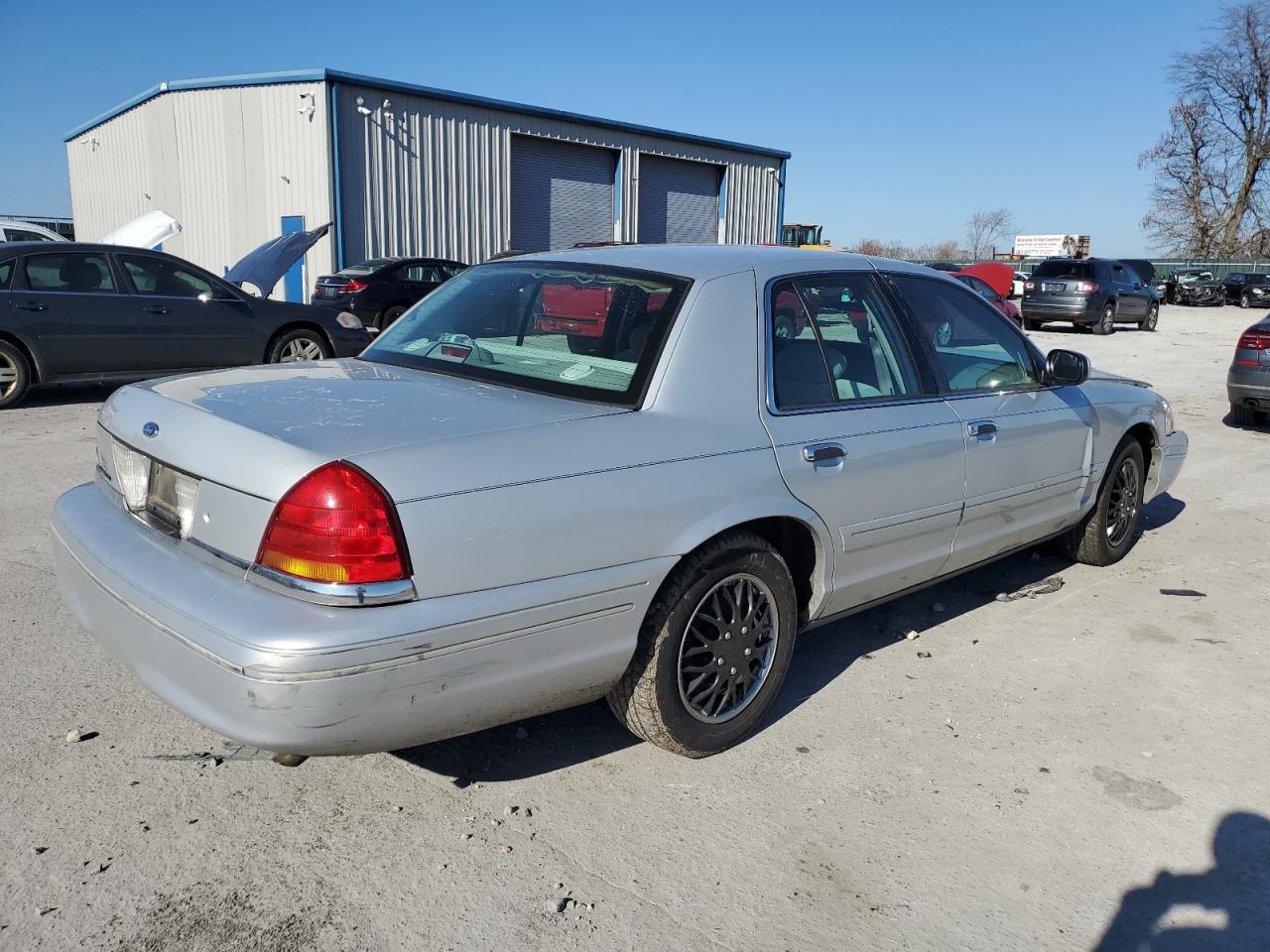 Image 3 of 2000 FORD CROWN VICTORIA  2000 with VIN 2FAFP73W2YX216398