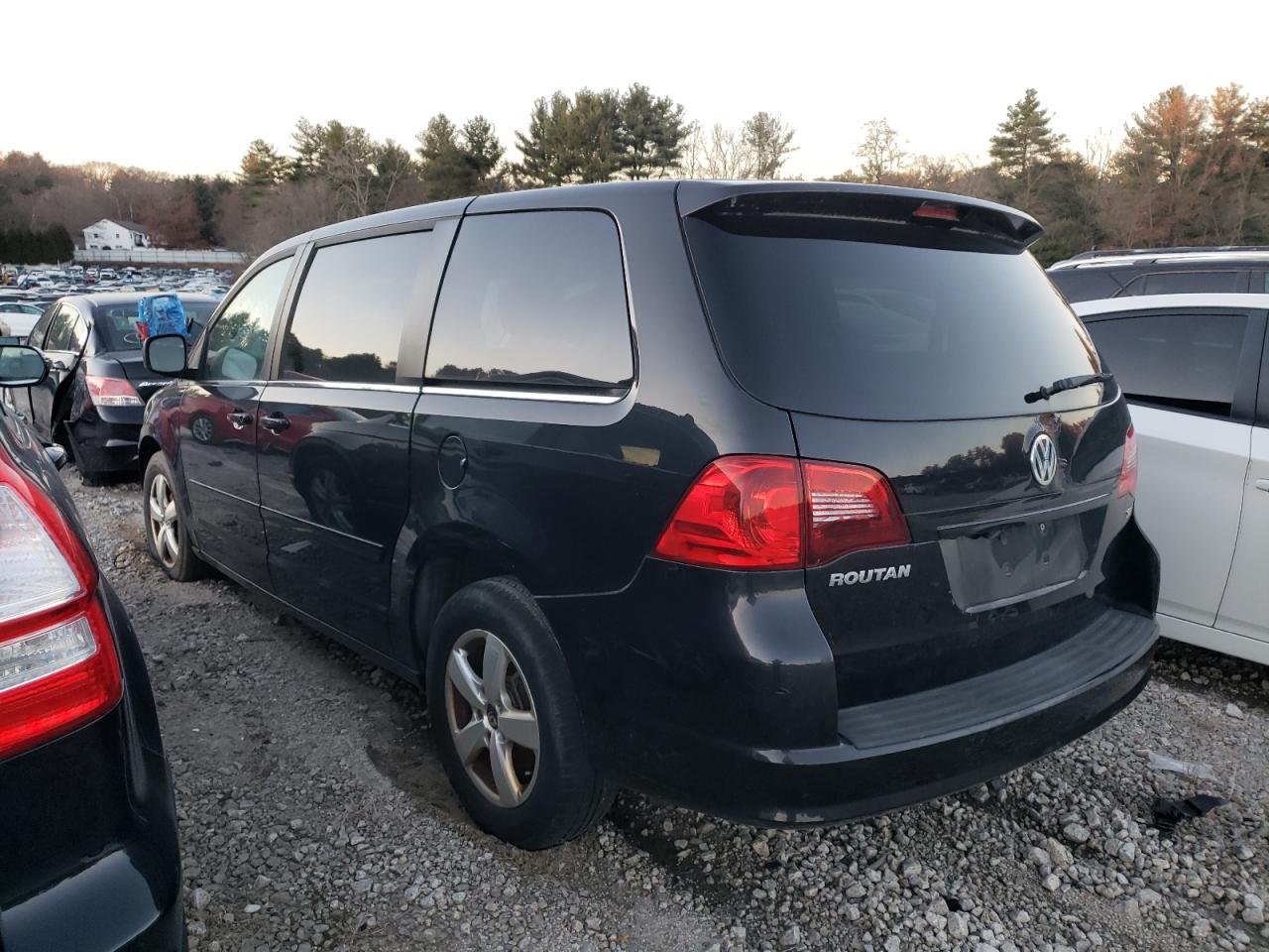 Image 2 of 2010 VOLKSWAGEN ROUTAN SE 2010 with VIN 2V4RW3D1XAR280226