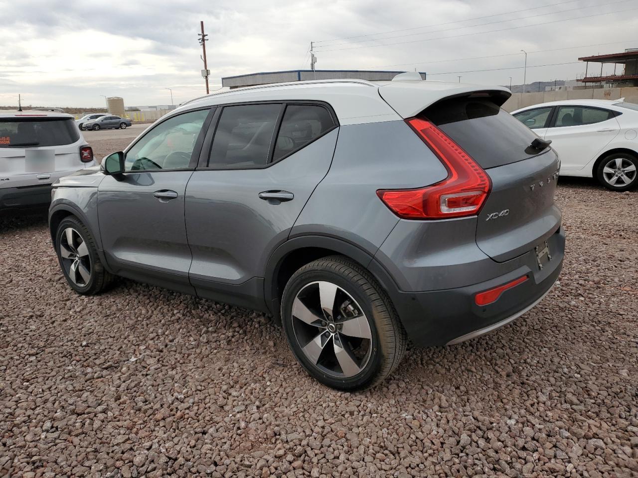 Image 2 of 2019 VOLVO XC40 T5 MOMENTUM 2019 with VIN YV4162XZ0K2006999