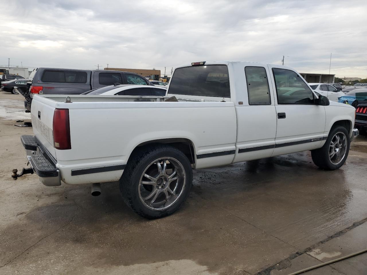 Image 3 of 1994 CHEVROLET GMT-400 C1500 1994 with VIN 2GCEC19KXR1210470