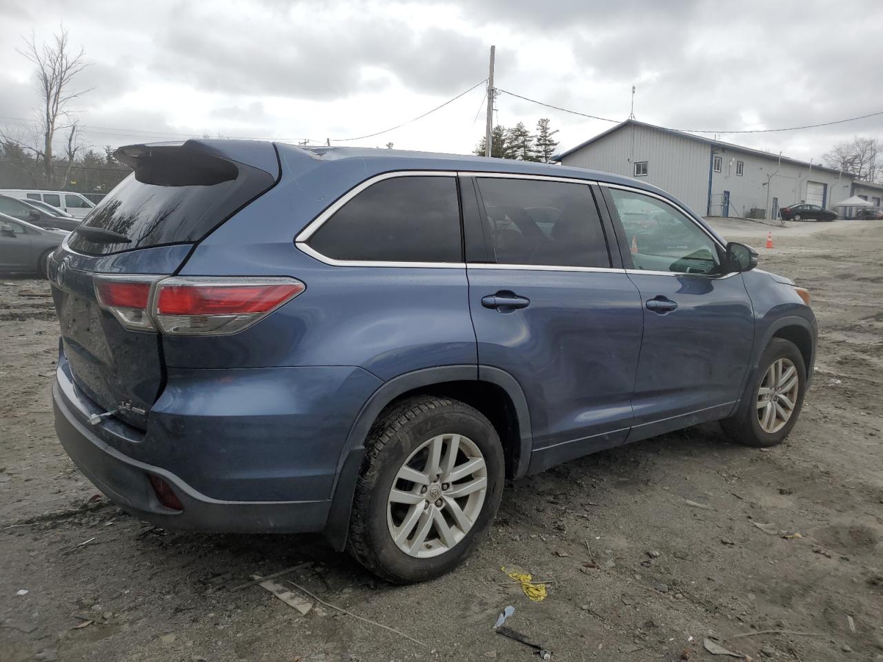 Obraz 3 z 2015 TOYOTA HIGHLANDER LE 2015 z VIN 5TDBKRFHXFS126618