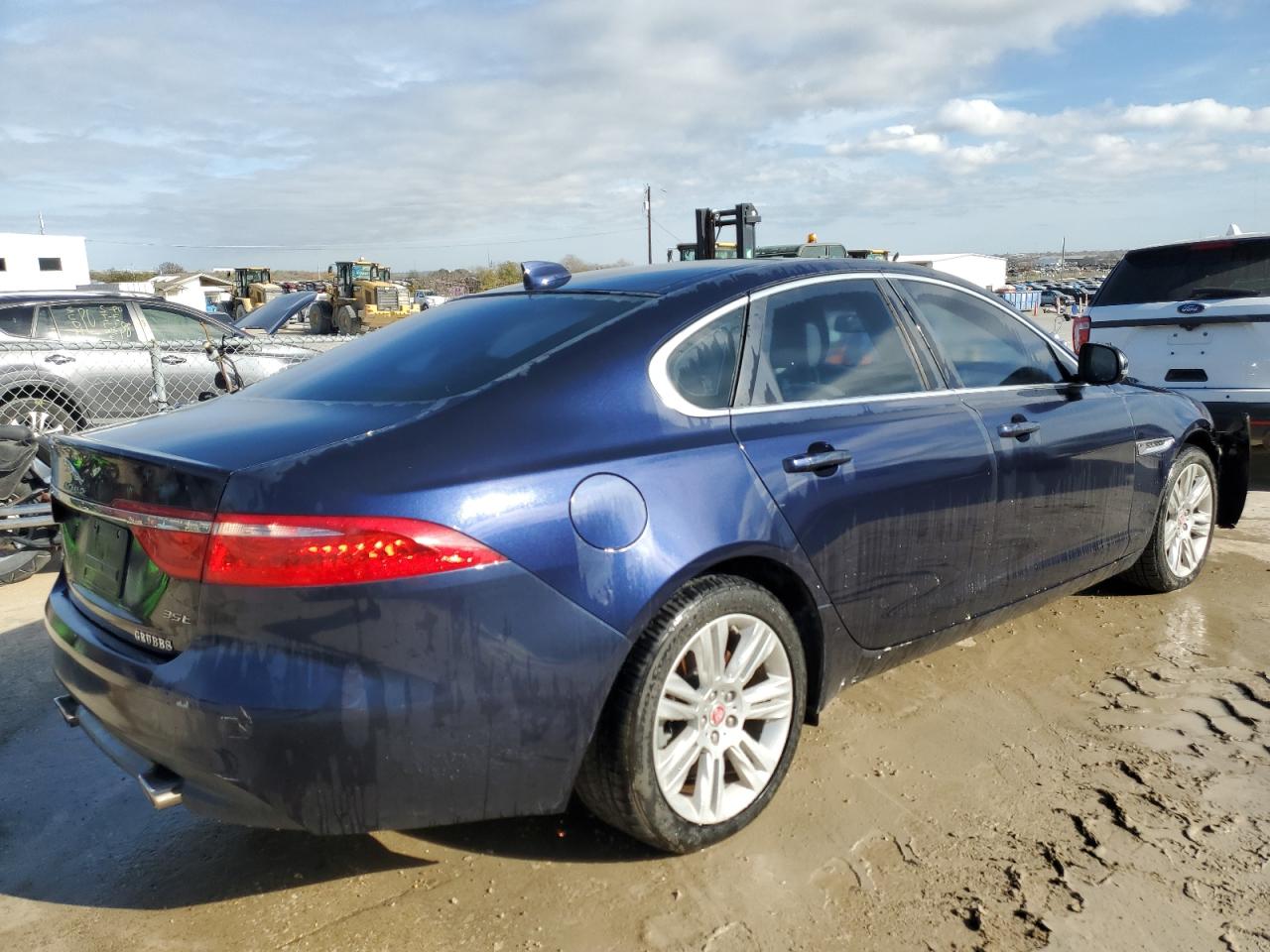 Obraz 3 z 2016 JAGUAR XF PREMIUM 2016 z VIN SAJBD4BV9GCY24246