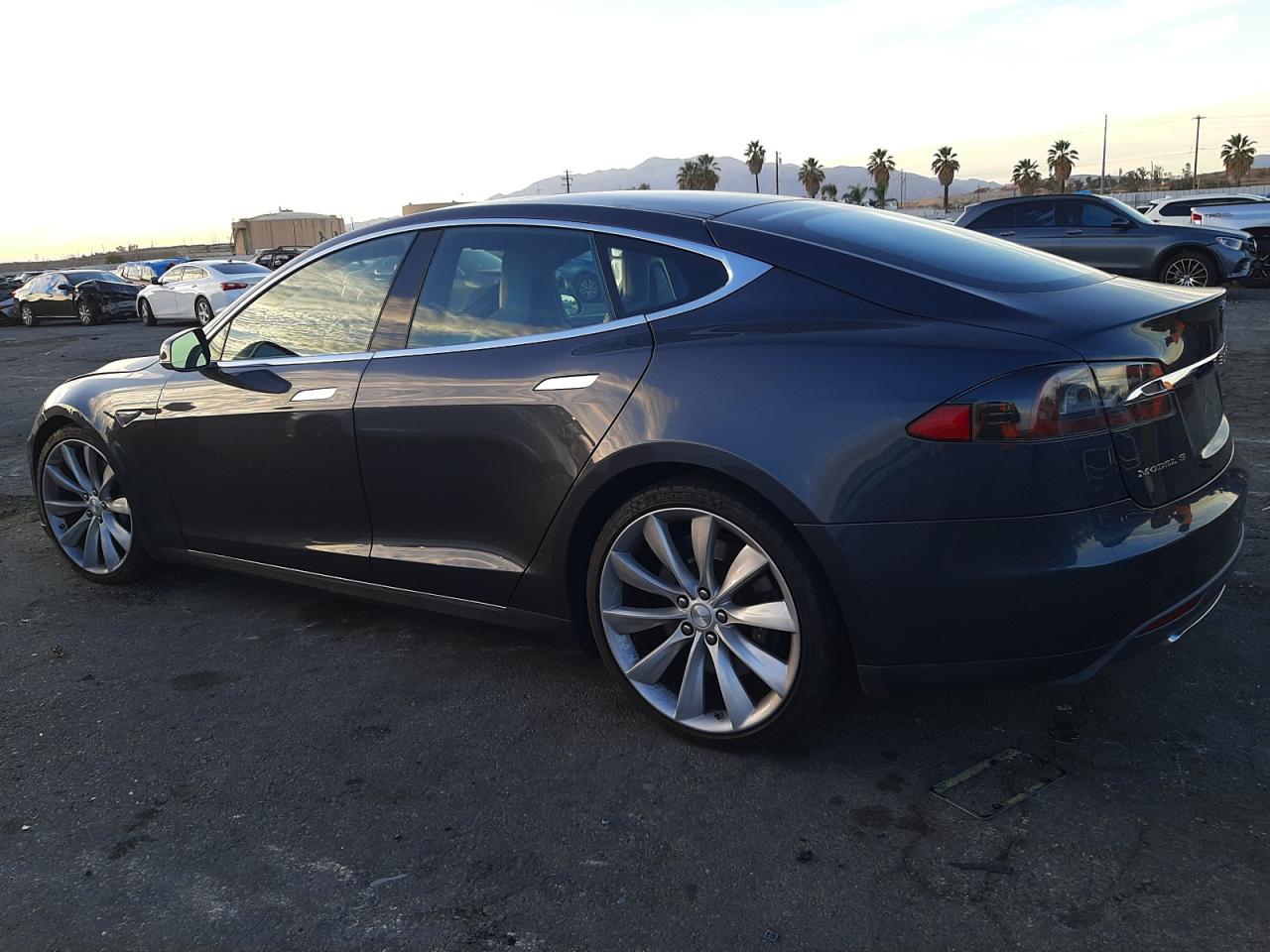 Obraz 2 z 2015 TESLA MODEL S  2015 z VIN 5YJSA1E22FF105686