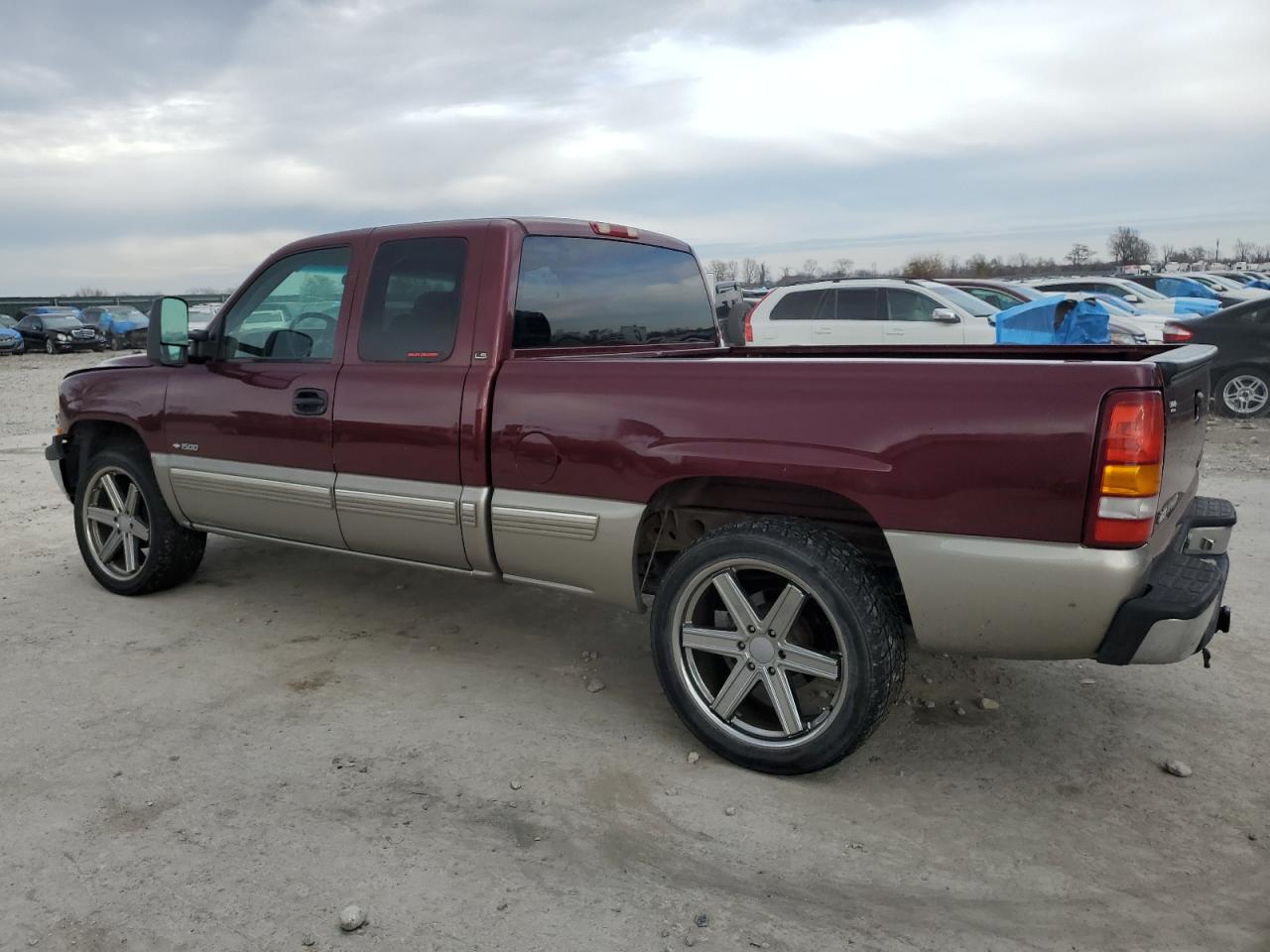 Image 2 of 2000 CHEVROLET SILVERADO C1500 2000 with VIN 2GCEC19W2Y1356136