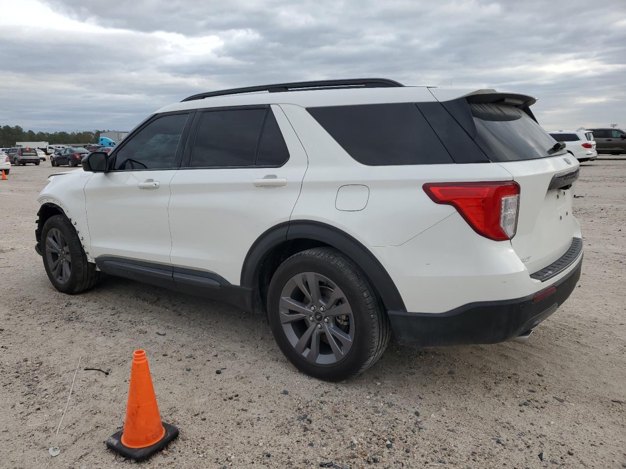 Image 2 of 2022 FORD EXPLORER XLT 2022 with VIN 1FMSK7DH3NGC44781