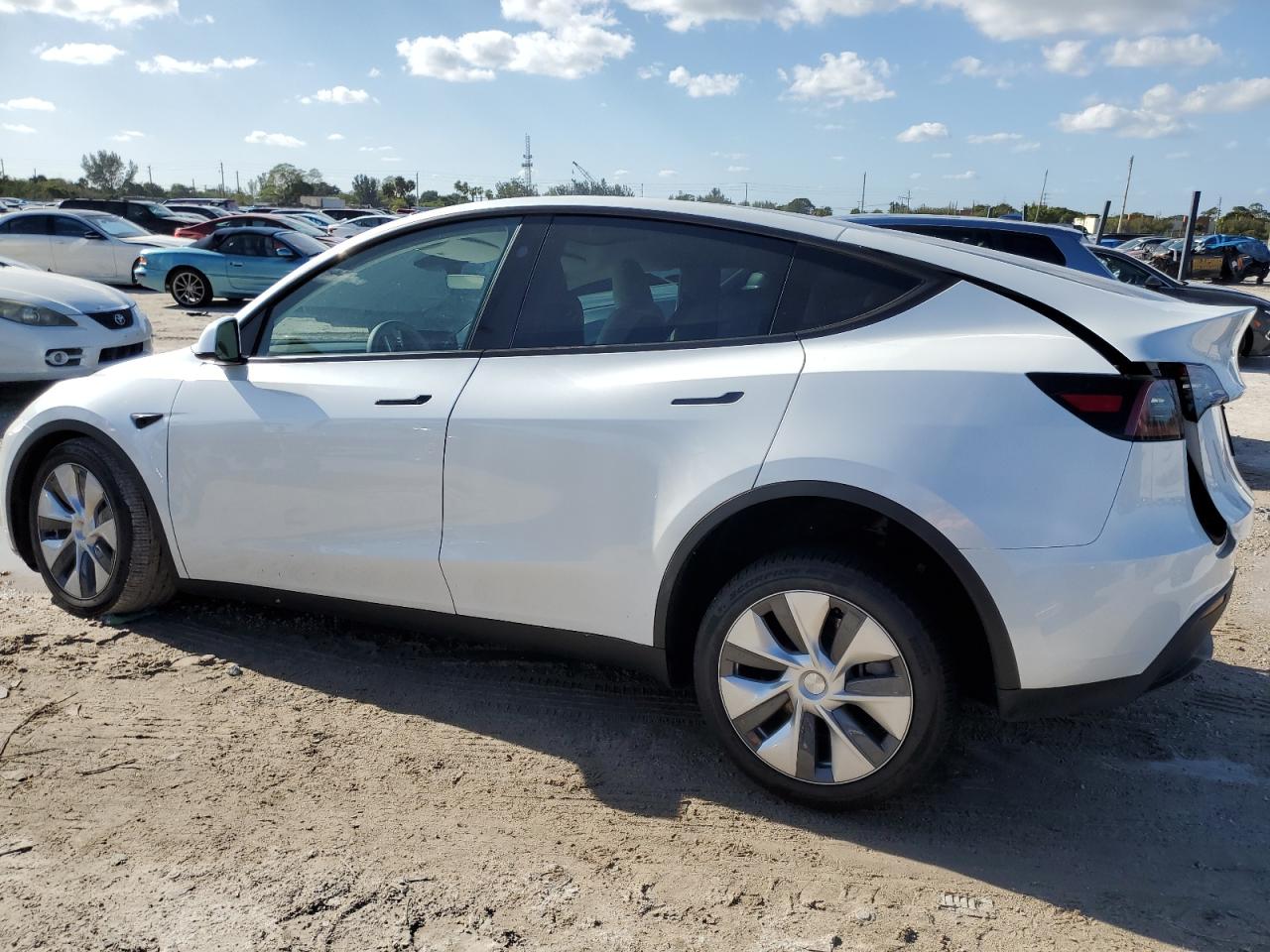Obraz 2 z 2023 TESLA MODEL Y  2023 z VIN 7SAYGDEE2PA161715