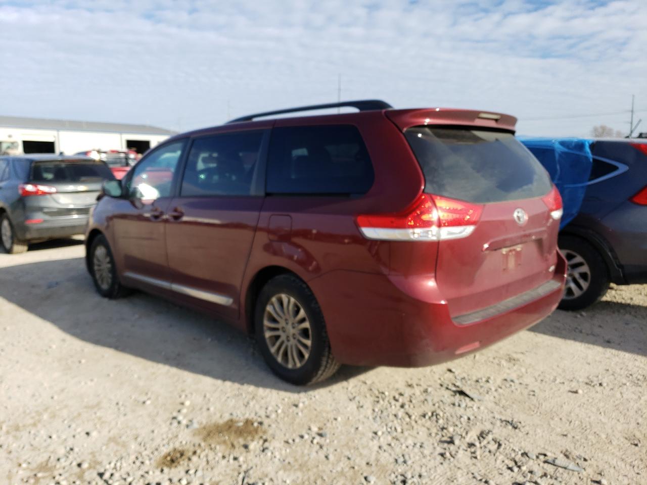 Obraz 2 z 2013 TOYOTA SIENNA XLE 2013 z VIN 5TDYK3DC2DS388709