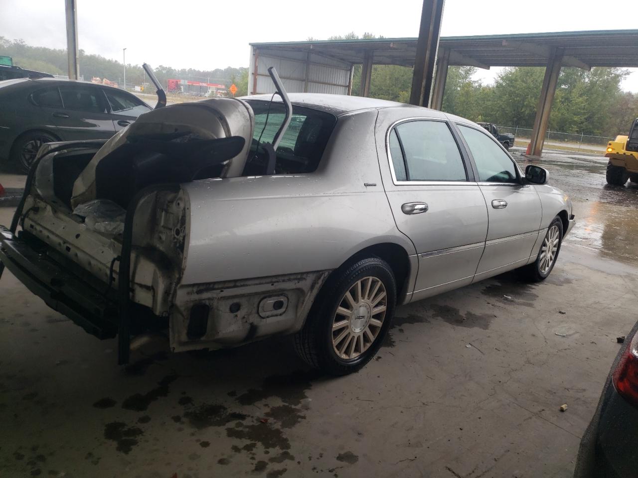 Image 3 of 2004 LINCOLN TOWN CAR ULTIMATE 2004 with VIN 1LNHM83W84Y651479