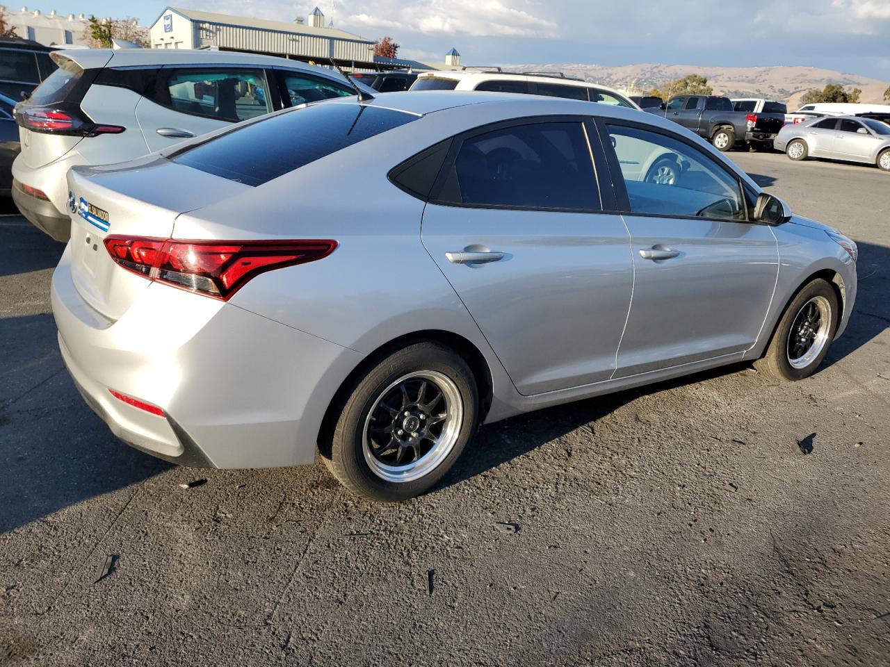 Изображение 3 2019 HYUNDAI ACCENT SE 2019 с VIN 3KPC24A35KE059532