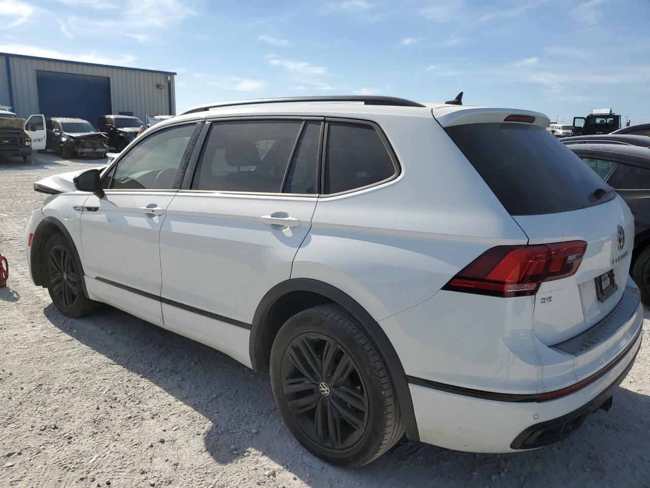 Изображение 2 2022 VOLKSWAGEN TIGUAN SE R-LINE BLACK 2022 с VIN 3VVCB7AX0NM040077