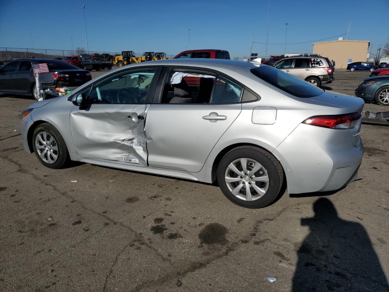 Image 2 of 2020 TOYOTA COROLLA LE 2020 with VIN 5YFEPRAE7LP068516