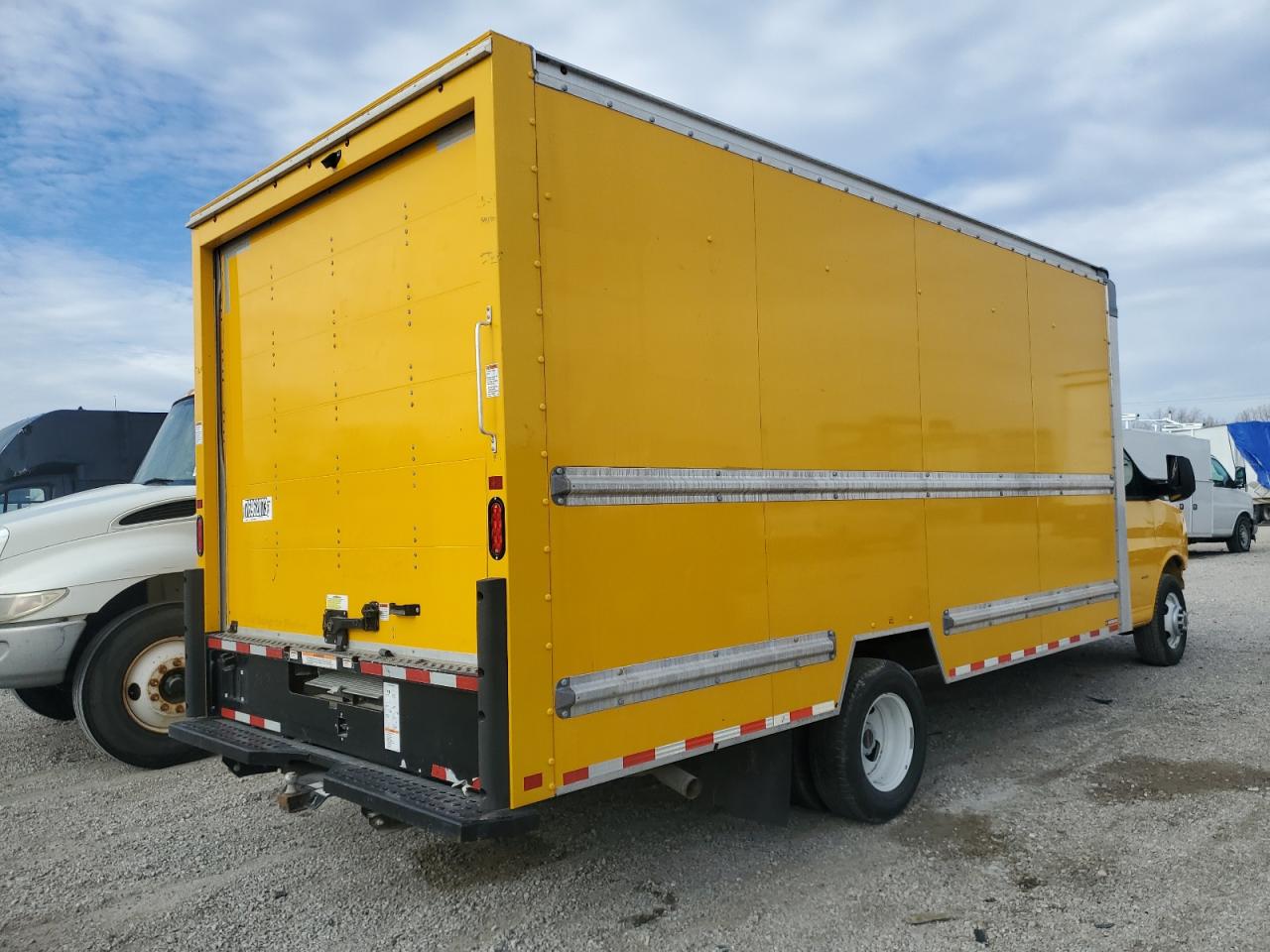 Image 3 of 2022 GMC SAVANA CUTAWAY G3500 2022 with VIN 7GZ37TC70NN001973