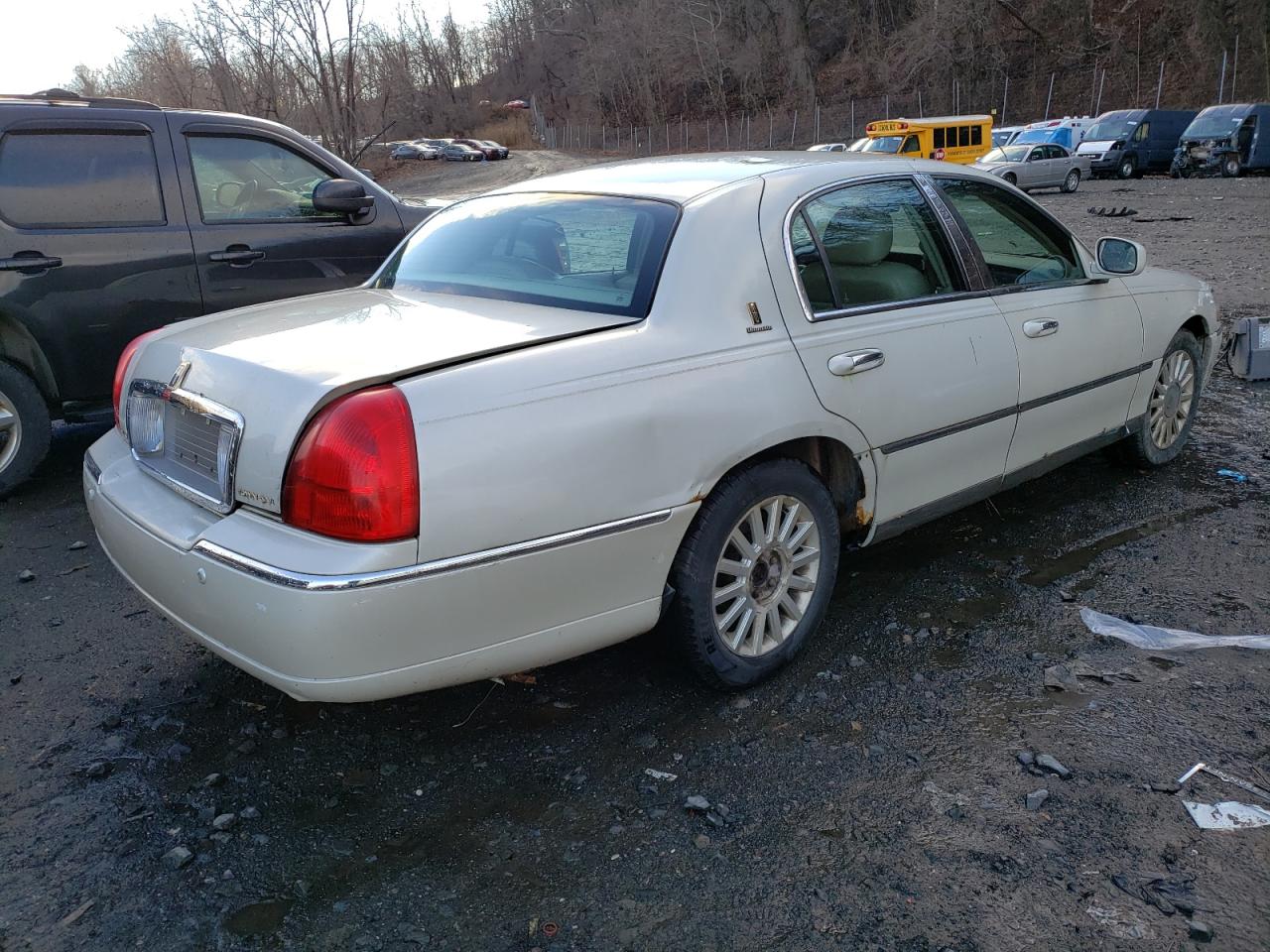 Image 3 of 2004 LINCOLN TOWN CAR ULTIMATE 2004 with VIN 1LNHM83W54Y641251