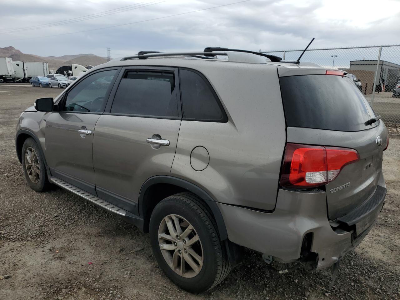 Изображение 2 2015 KIA SORENTO LX 2015 с VIN 5XYKT4A69FG582550