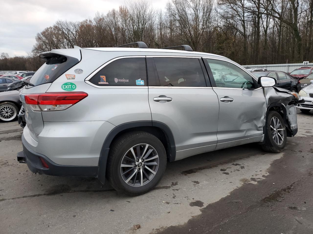 Image 3 of 2017 TOYOTA HIGHLANDER SE 2017 with VIN 5TDJZRFH9HS406671