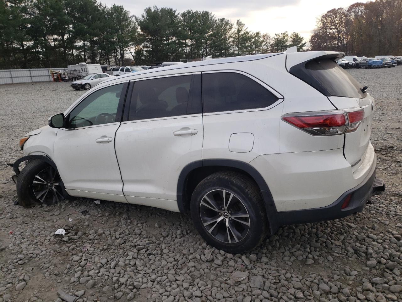 Image 2 of 2016 TOYOTA HIGHLANDER XLE 2016 with VIN 5TDJKRFH2GS251688