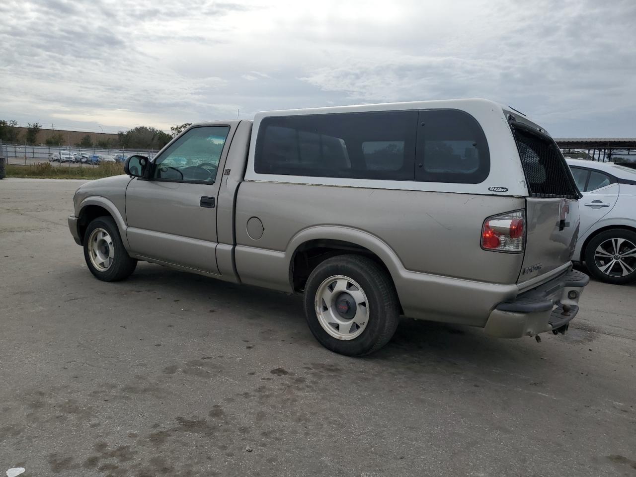 Изображение 2 2001 GMC SONOMA  2001 с VIN 1GTCS145918189351