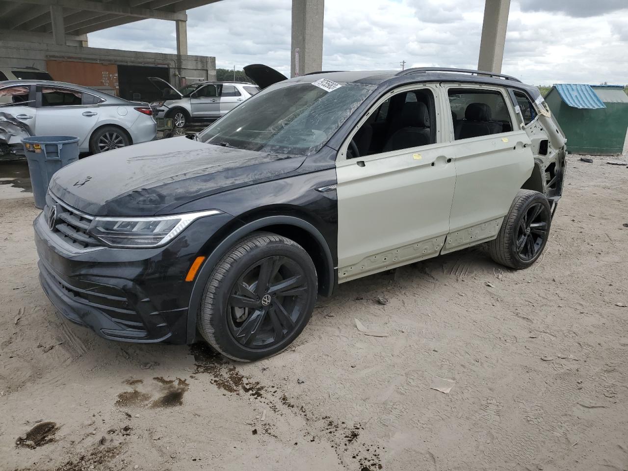 Image 1 of 2023 VOLKSWAGEN TIGUAN SE R-LINE BLACK 2023 with VIN 3VVCB7AX4PM098583