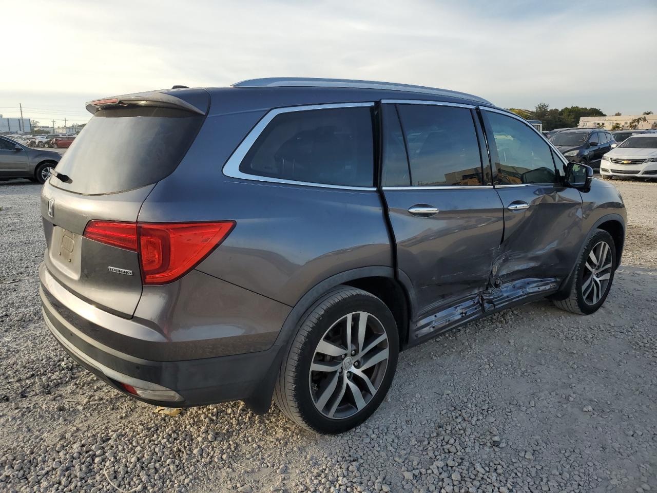 Изображение 3 2017 HONDA PILOT TOURING 2017 с VIN 5FNYF5H98HB007633