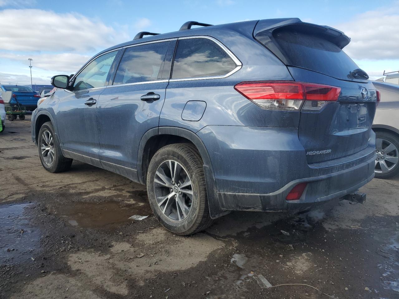 Image 2 of 2019 TOYOTA HIGHLANDER LE 2019 with VIN 5TDBZRFH3KS735569