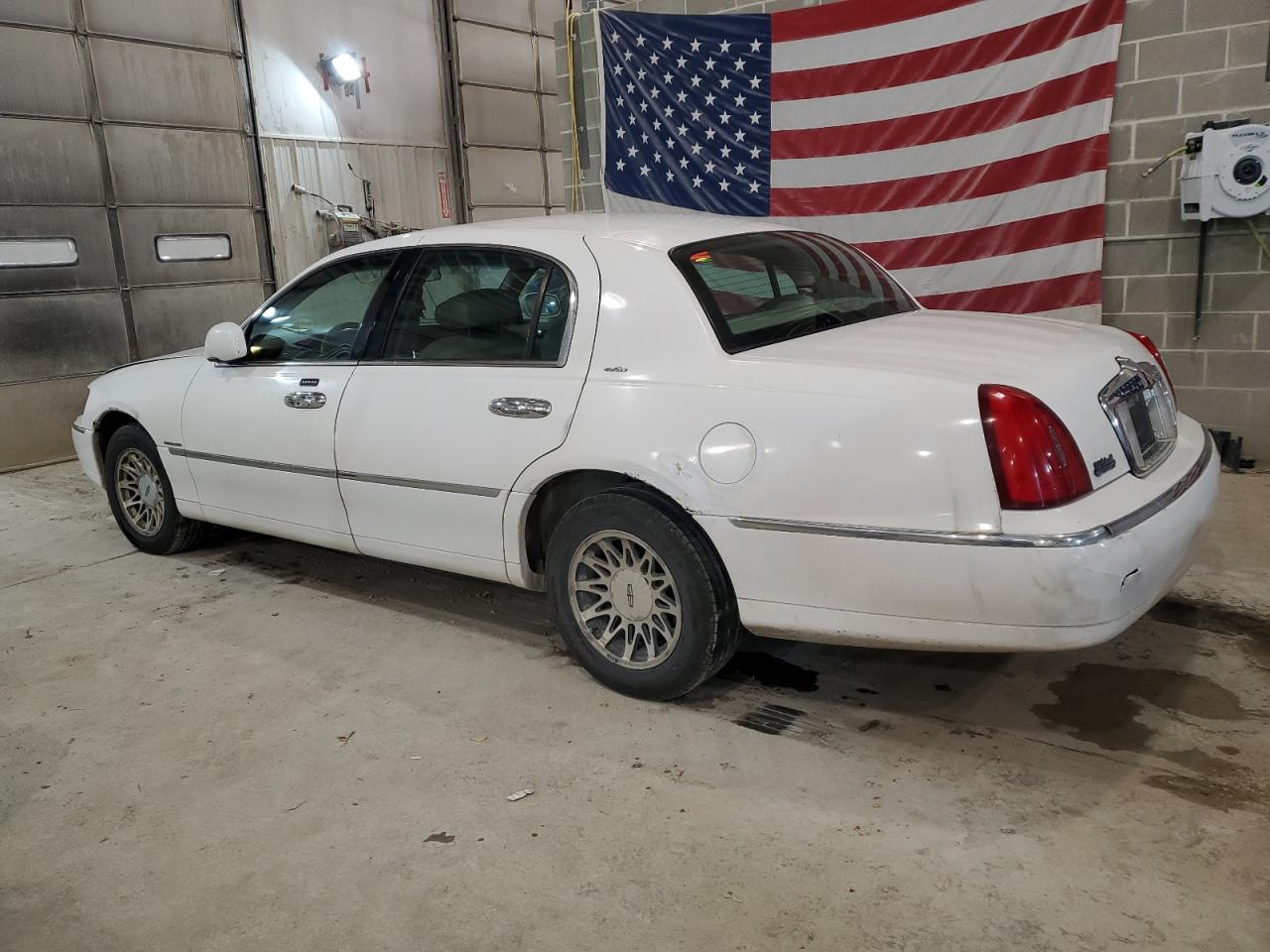 Image 2 of 2000 LINCOLN TOWN CAR SIGNATURE 2000 with VIN 1LNHM82W9YY847910