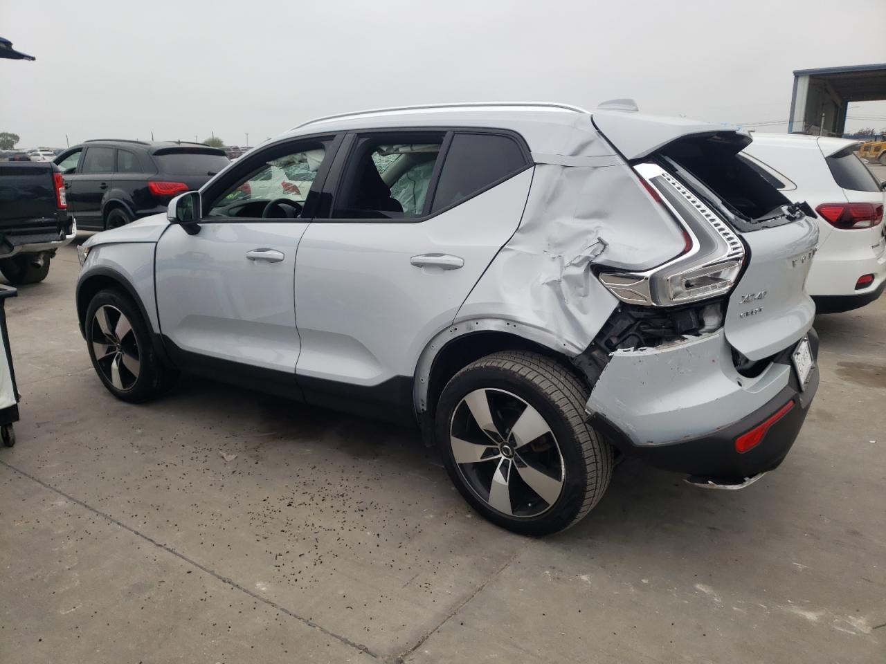 Изображение 2 2020 VOLVO XC40 T5 MOMENTUM 2020 с VIN YV4162UK3L2259811