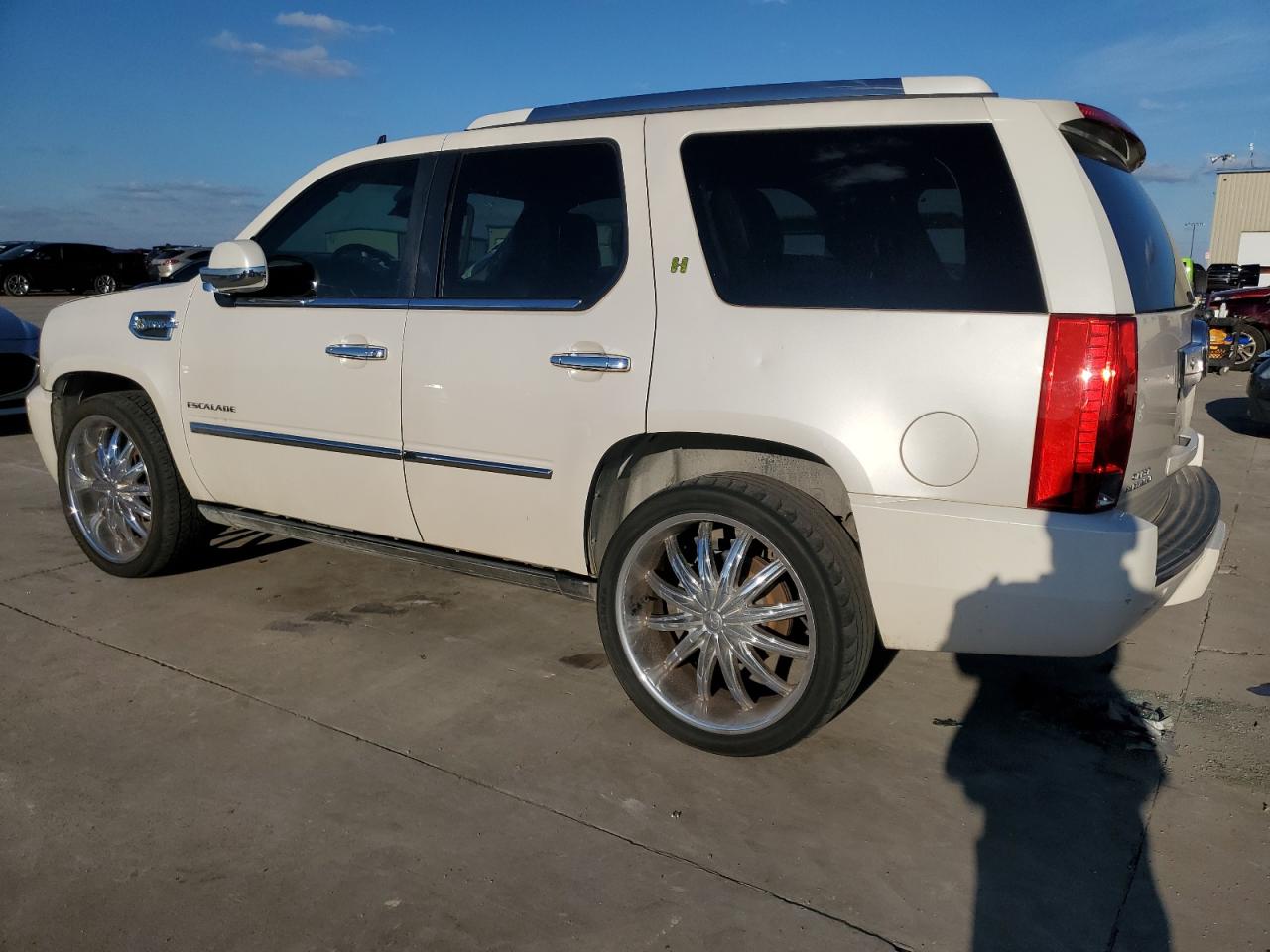 Image 2 of 2013 CADILLAC ESCALADE PLATINUM HYBRID 2013 with VIN 1GYS4FEJXDR122586