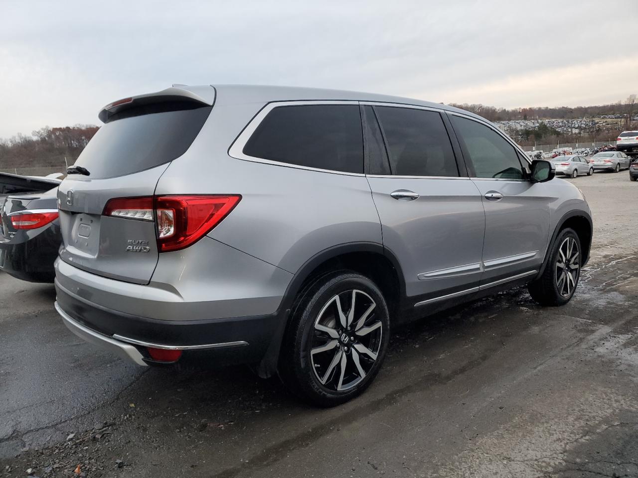 Image 3 of Honda Pilot Elite 2019 with VIN 5FNYF6H07KB058510