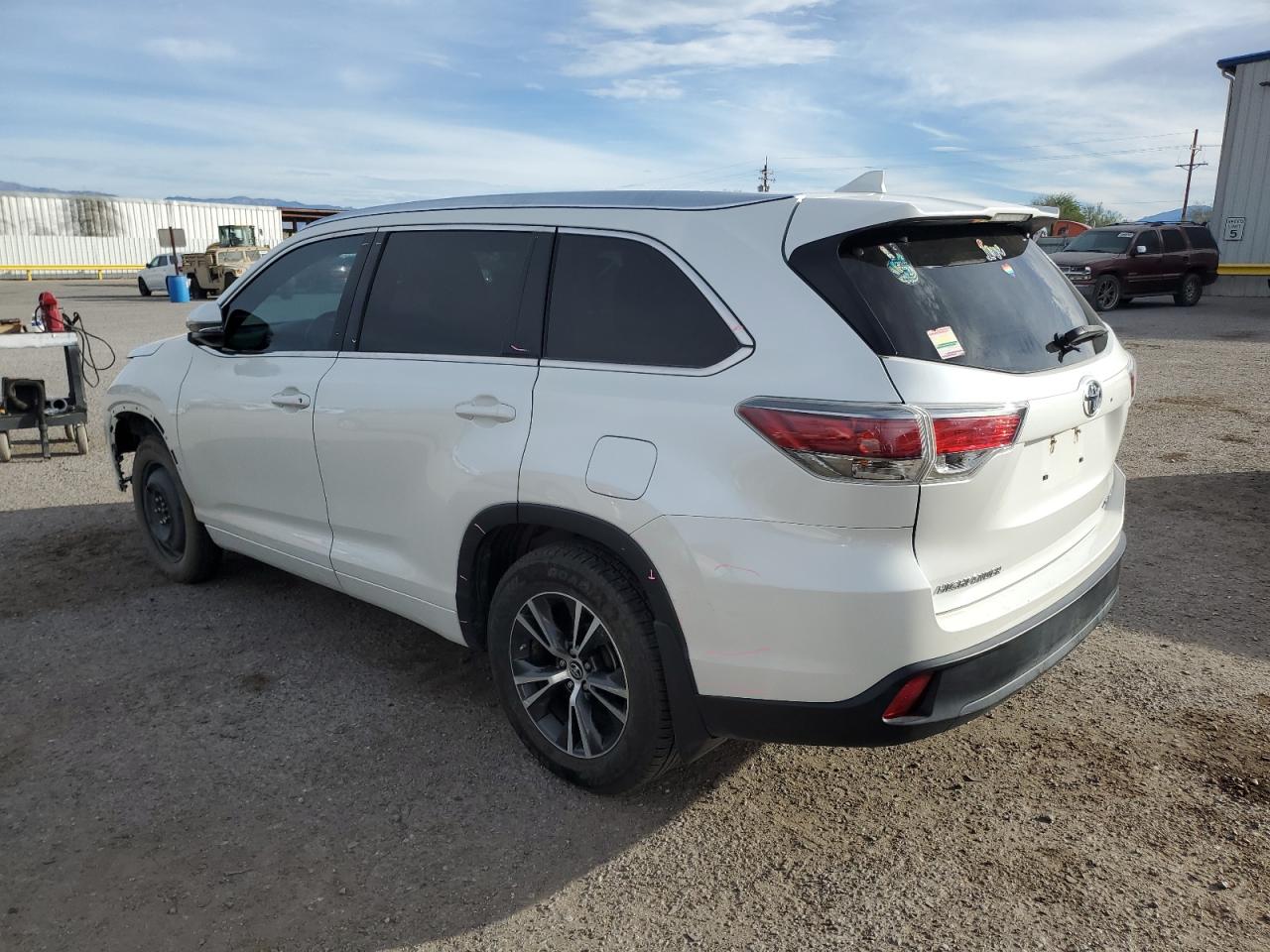 Obraz 2 z 2016 TOYOTA HIGHLANDER XLE 2016 z VIN 5TDJKRFH5GS338257