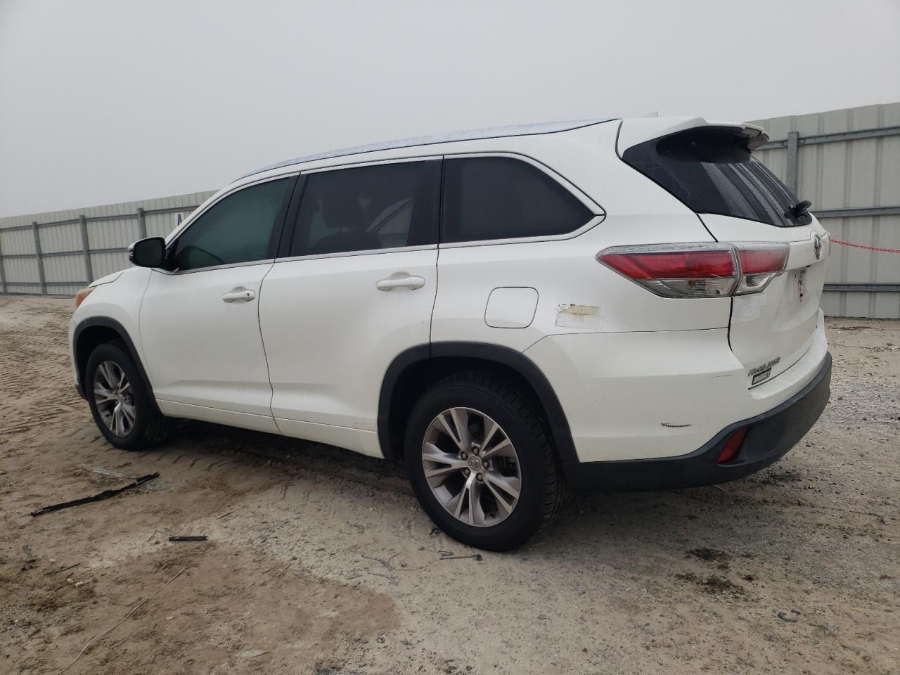 Image 2 of 2015 TOYOTA HIGHLANDER XLE 2015 with VIN 5TDKKRFH6FS096663