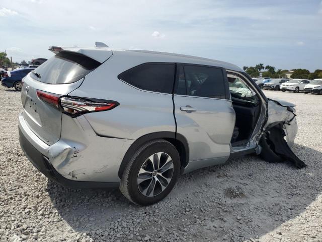 Image 3 of 2022 TOYOTA HIGHLANDER XLE 2022 with VIN 5TDGZRAH1NS128684