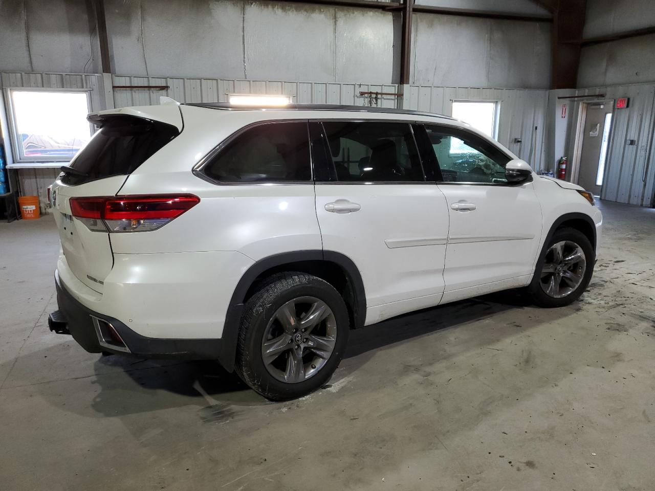 Image 3 of 2019 TOYOTA HIGHLANDER LIMITED 2019 with VIN 5TDDZRFH8KS736905