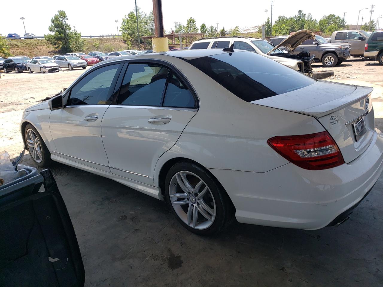 Obraz 2 z 2013 MERCEDES-BENZ C 250 2013 z VIN WDDGF4HB2DR266511