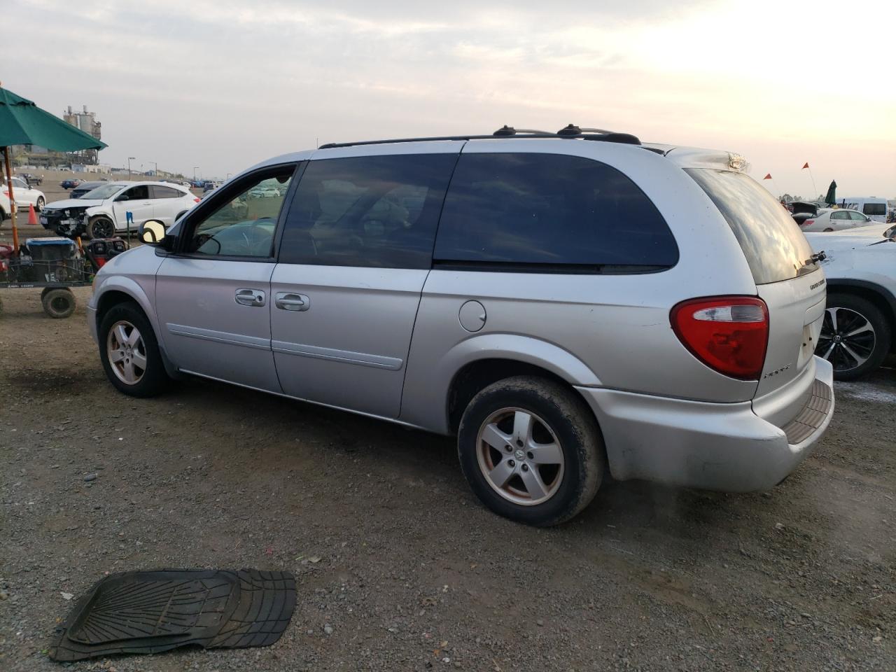 Obraz 2 z 2005 DODGE GRAND CARAVAN SXT 2005 z VIN 2D8GP44L15R249038