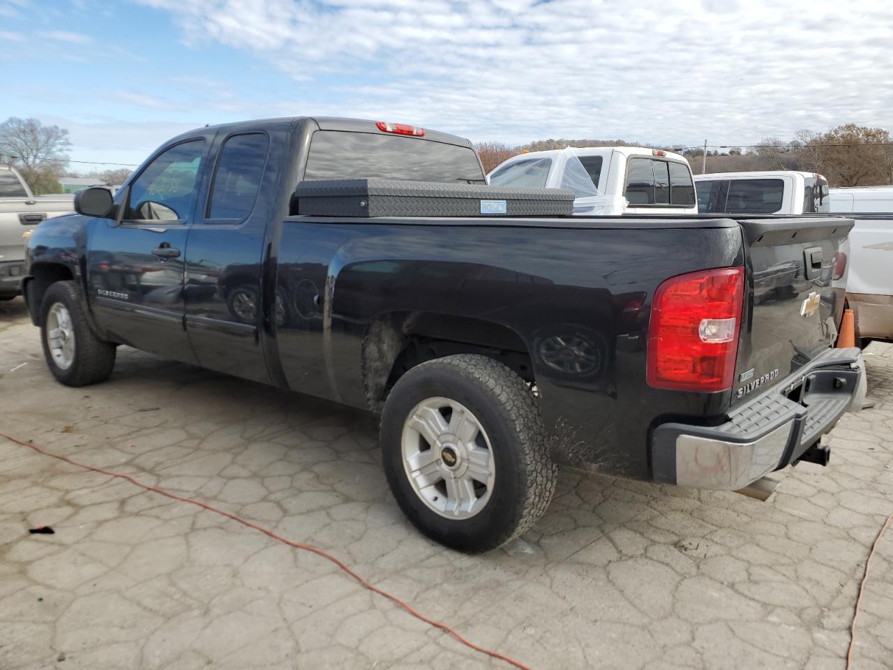 Image 2 of 2011 CHEVROLET SILVERADO C1500 LT 2011 with VIN 1GCRCSE04BZ328880