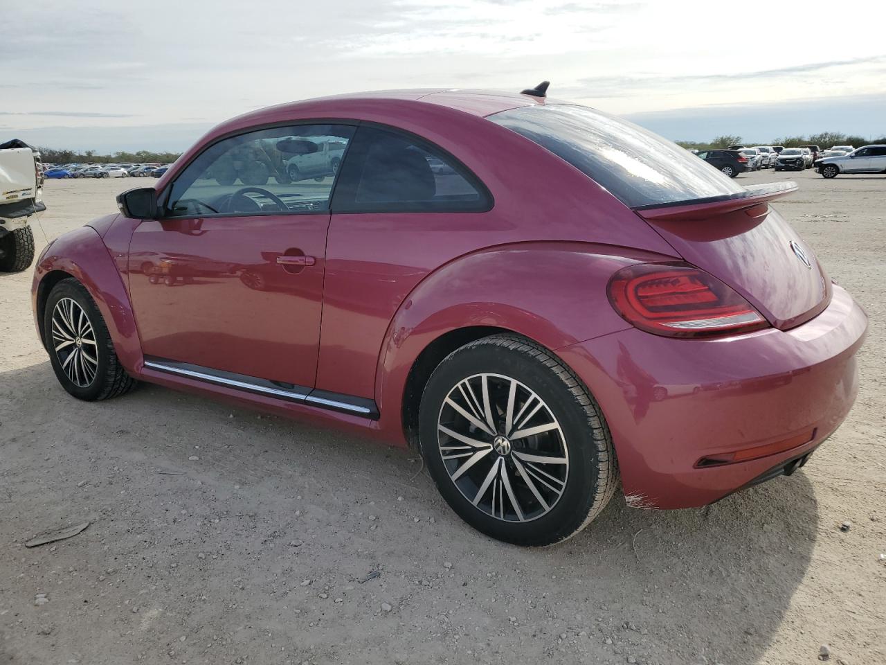 Изображение 2 2017 VOLKSWAGEN BEETLE 1.8T 2017 с VIN 3VWF17AT0HM602461