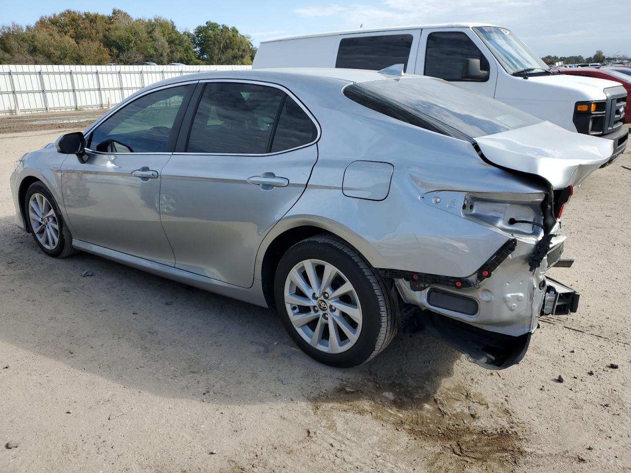Obraz 2 z 2022 TOYOTA CAMRY LE 2022 z VIN 4T1C11AK4NU048743